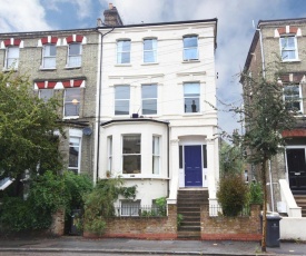 Period flat on a quiet road near centre