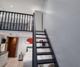 R11-Fabulous 1st Flr Studio Fits 5 Near Hyde Park- B32