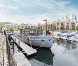 Stunning 5-bed boathouse on the River Thames in East London