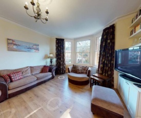 Superb 4 bed flat wgarden - 1 min to Queen's Park