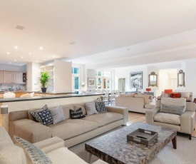 The Heart of Chelsea - Modern & Bright 3BDR Home with Gym, Parking & Patio