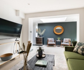 The Heart of Shepherds Bush - Modern 2BDR Apartment with Garden