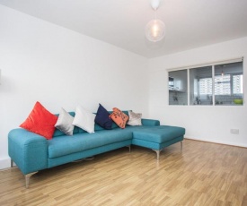 Light and Airy 1 Bedroom Flat in Angel with Balcony