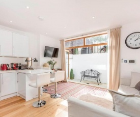 2 bed garden flat with air con by Fulham Broadway