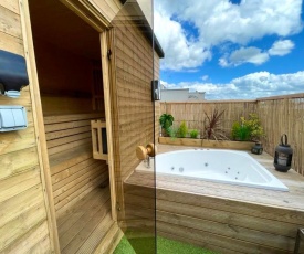 2 Bedroom Roof Terrace SPA with Sauna plus Jakuzzi and Outdoor Cinema