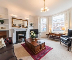 A very English 2 bedroom flat in Fulham