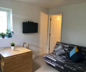 Small Modern Comfortable 2 Bedroom Apartment cmyr