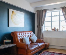 Beautifully Decorated Contemporary 2 Bedroom Flat