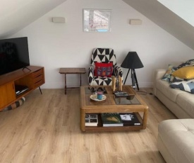 Bright 2 Bedroom Flat with Roof Terrace in Islington