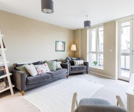 Bright and Lovely Mile End Apartment