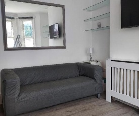 Entire Lovely two bedroom flat in Southfields SW18