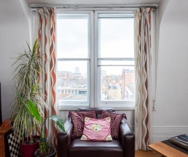 Flat in the heart of London for 6 guests by GuestReady