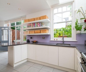 GuestReady - Large 5Bdr 3Br family house in North London