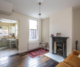 GuestReady - Lovely Victorian House 10 mins to Centre - Fibre Broadband