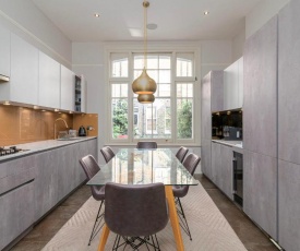 GuestReady - Modern Lux Family Home in West Kensington wGarden