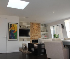 High-End 2 bedroom Penthouse Flat in West London