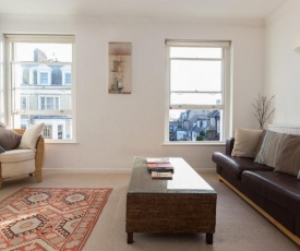 Bright and Spacious 1 Bedroom Apartment in the Heart of Kensington