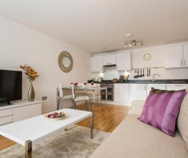 Luxury 1-Bed Apartment With Balcony In Greenwich