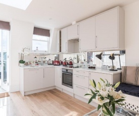 Luxury Flat with SW balcony in Fulham Broadway