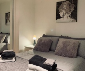 Luxury Oxford Street Apartment - Netflix, Wifi, Digital TV