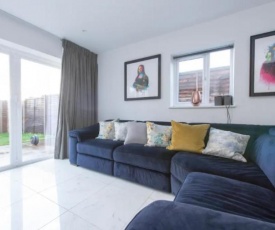 Modern 3 Bed House in London for up to 6 people - with private parking and garden