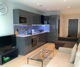 Modern Apartment with balcony next to Westfield Stratford