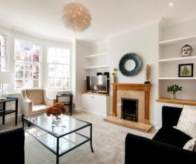 Modern Family Home in London Close to Amenities and Train
