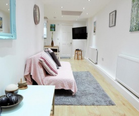 NEWLY REFURBISHED 2 BEDROOM APARTMENT IN THE HEART OF GREENWICH