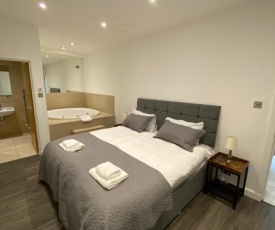 Professional's Kings Road Apartment with en-suite Spa Bath