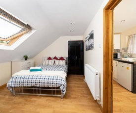 S6 Ensuite Loft Studio Space (Sandycroft Guest House)