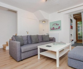 Spacious 2 Bedroom Flat for 6 - 10 mins from Central