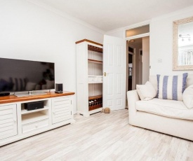 Modern and Spacious Central 1 Bedroom Apartment with Balcony