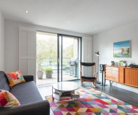 Stylish 2BD with Views of the River Lea