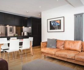 Stylish Newly Refurbished 2 Bedroom Flat With Terrace