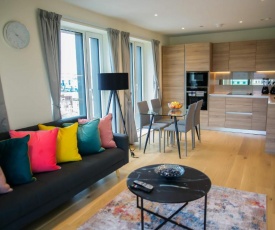 Thames View 2 Bed Apartment With Balcony