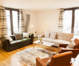 The Holborn Lights - Modern 3BDR Home with Rooftop Terrace & Garage