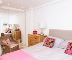 Victoria Station -Two Bedroom Garden Apartment