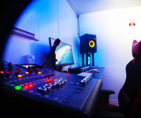 CLN Boutique Apartment & Recording Studio