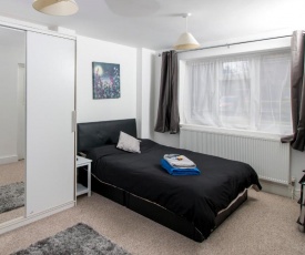 Lovely Rooms in a Quiet Place of Woking