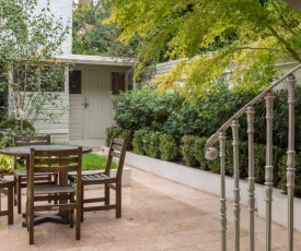 Elegant 3-bed flat with private garden in Notting Hill, West London