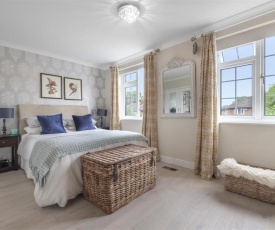 En-suite luxury large bedroom with parking and 2 free tickets to Kew Gardens, Richmond