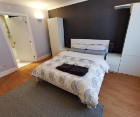 Large modern GF 1-bed apartment Sleeps 2